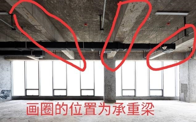 客廳不吊頂只走圈石膏線,中間梁怎么處理？